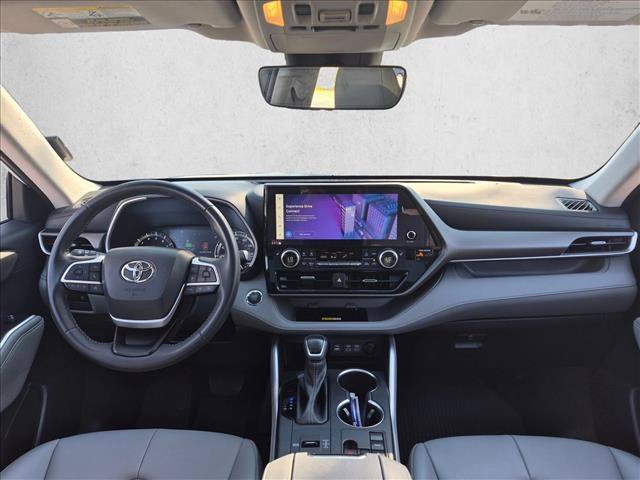 Used 2023 Toyota Highlander FWD image 16