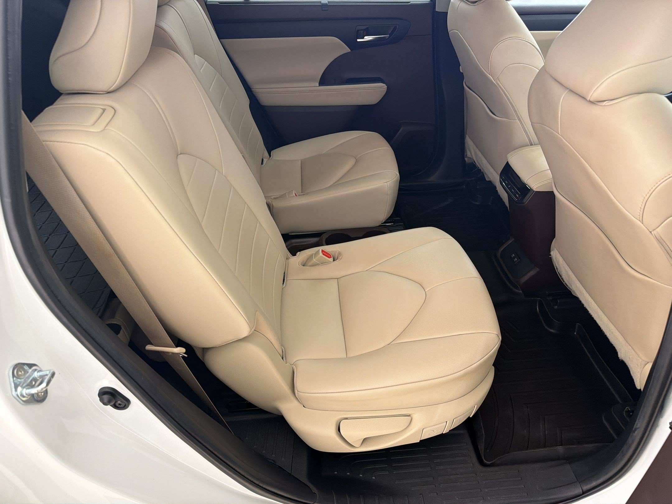 Used 2020 Toyota Highlander XLE AWD/4WD image 30