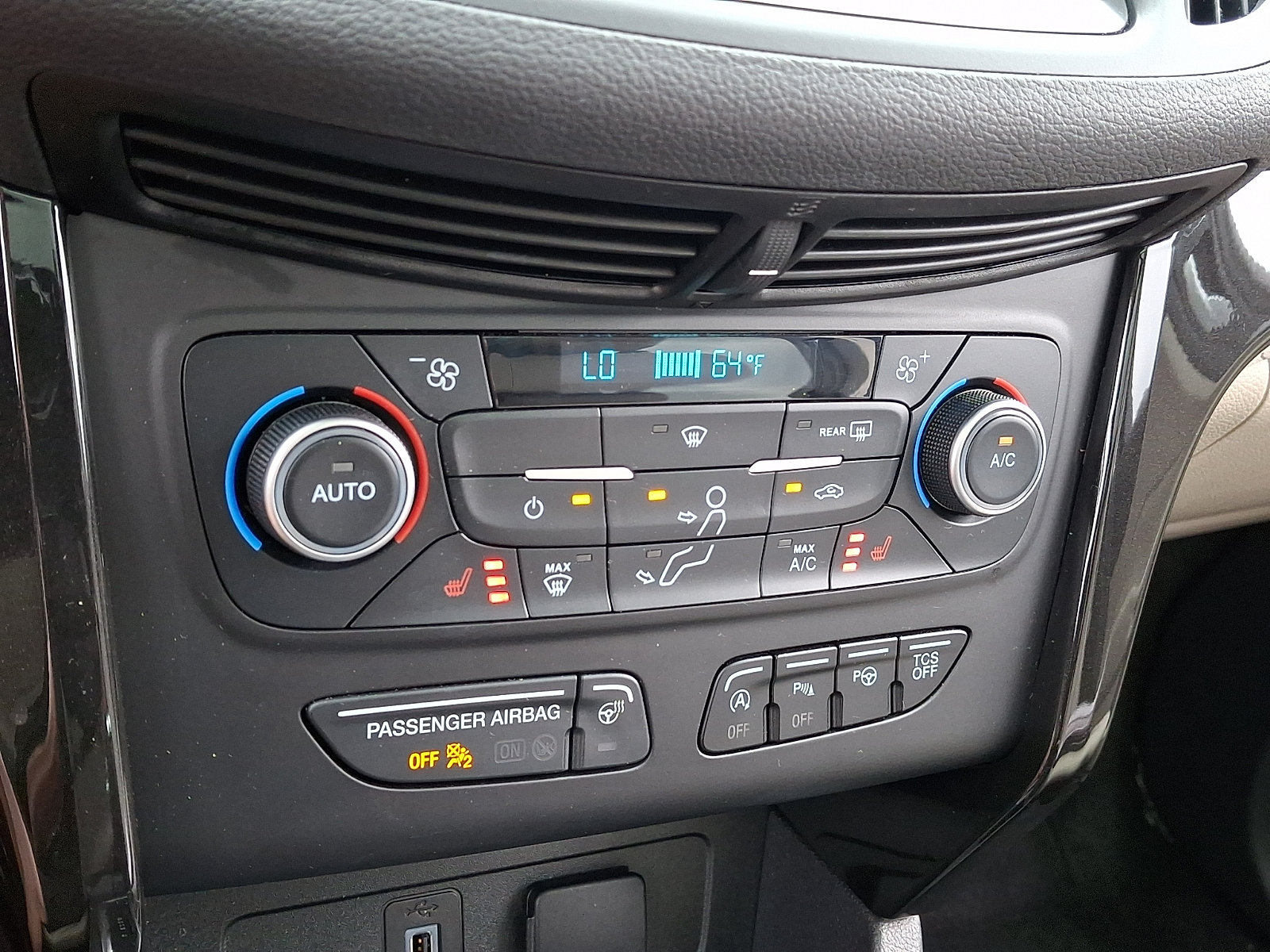 Certified 2018 Ford Escape Titanium w/ Ford Safe & Smart Package AWD/4WD image 23
