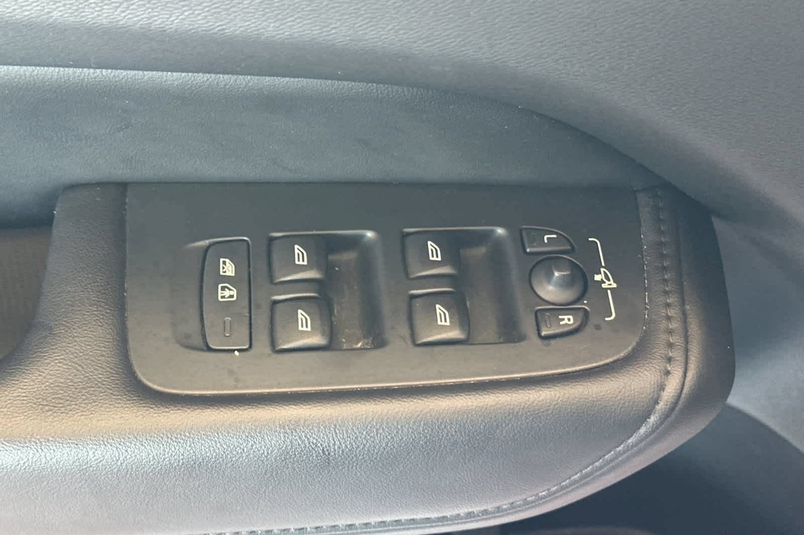 Used 2023 Volvo XC60 B5 Plus AWD/4WD image 15