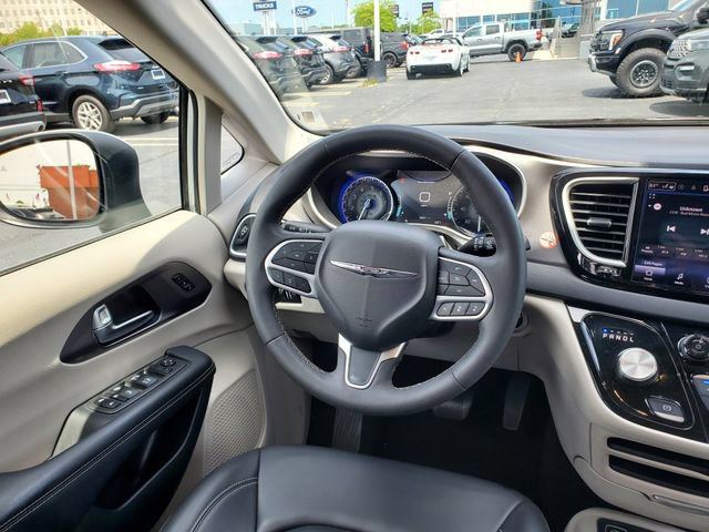 Used 2023 Chrysler Pacifica Touring-L FWD image 8