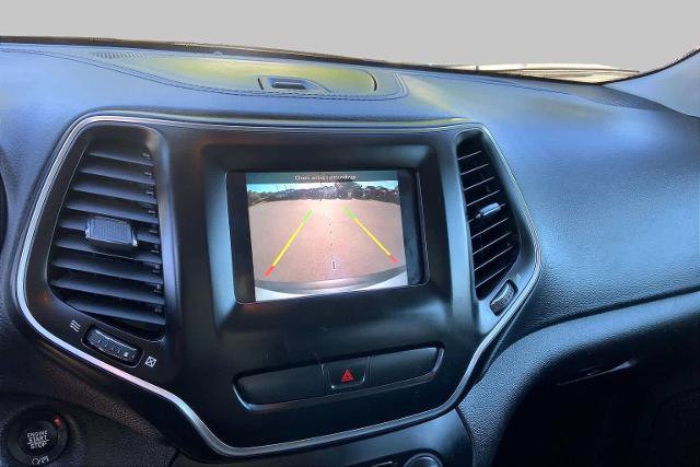 Used 2019 Jeep Cherokee Latitude Plus w/ Cold Weather Group AWD/4WD image 27
