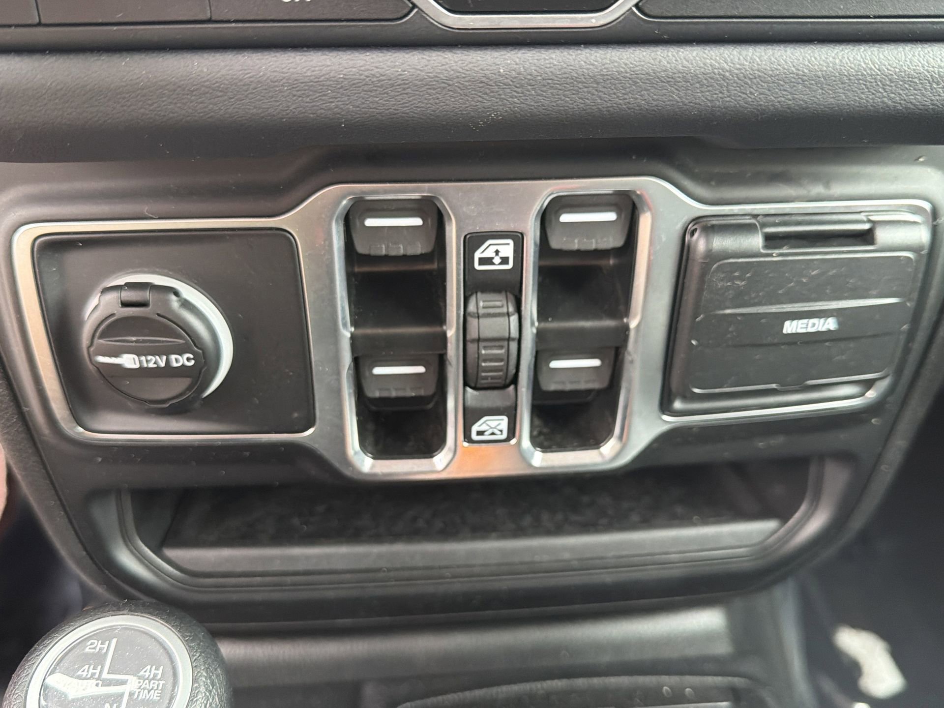 Used 2025 Jeep Wrangler Unlimited Sahara AWD/4WD image 9