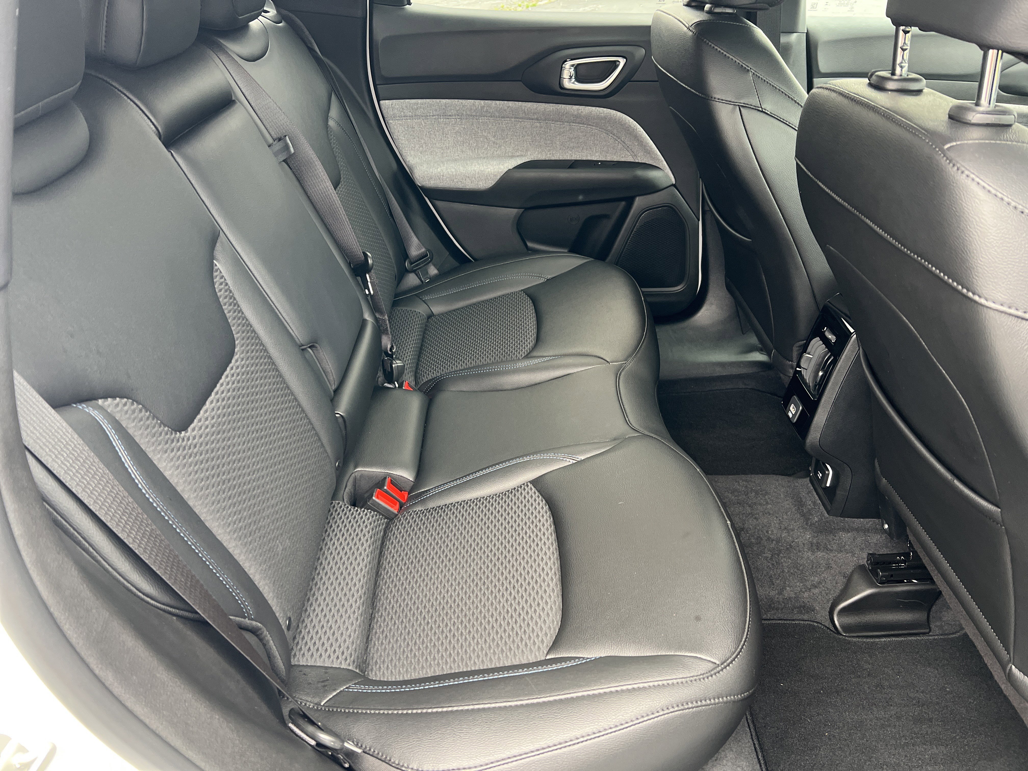 Used 2024 Jeep Compass Latitude image 15