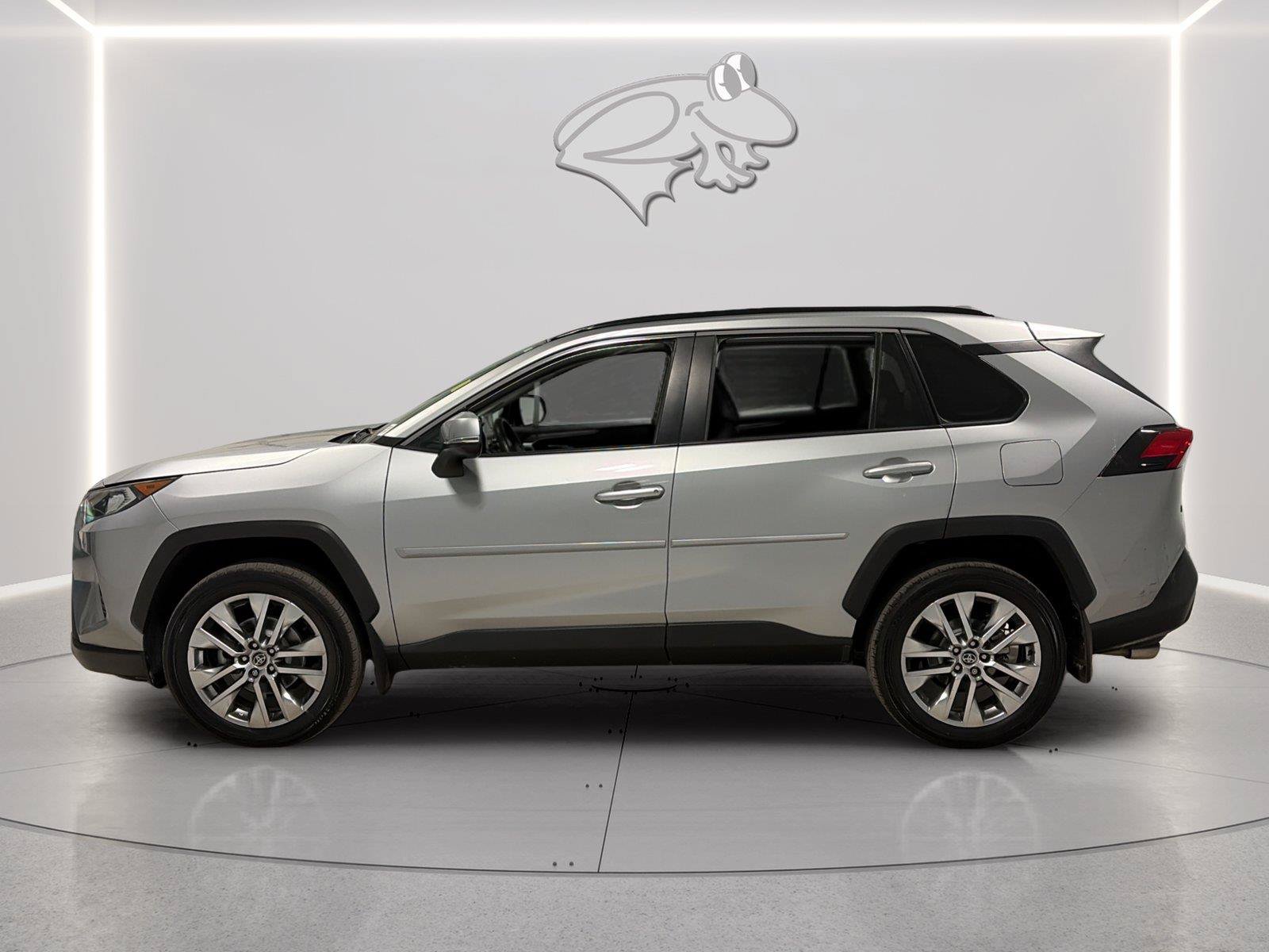 Used 2020 Toyota RAV4 XLE Premium AWD/4WD image 2