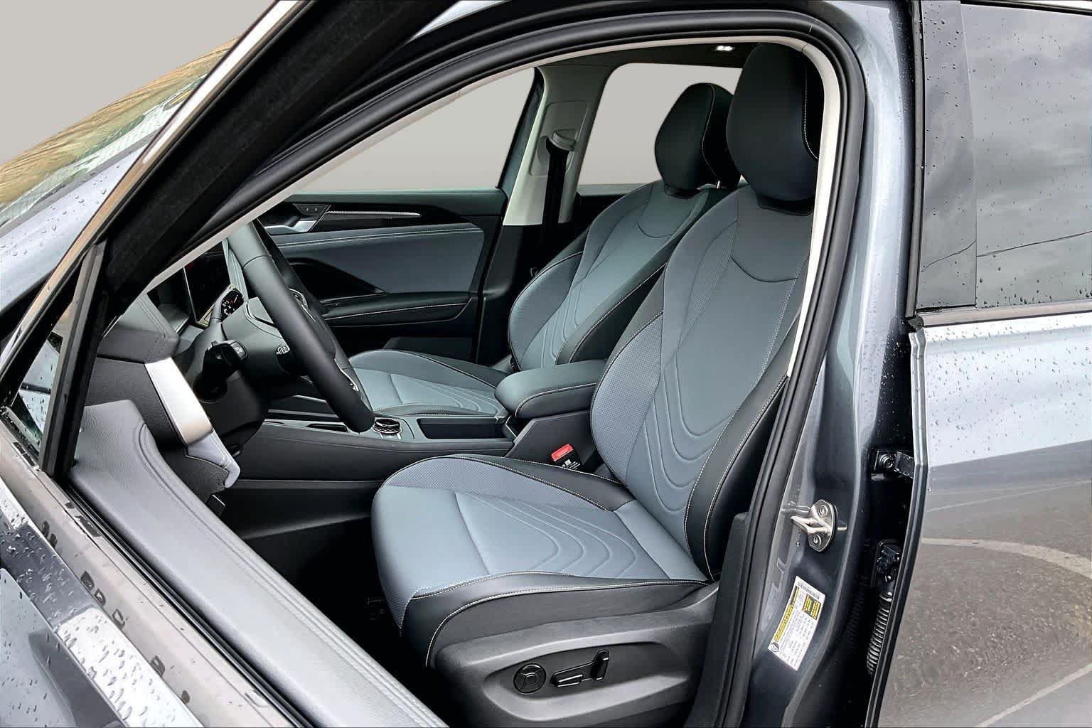 Used 2026 Volkswagen Tiguan SE FWD image 8