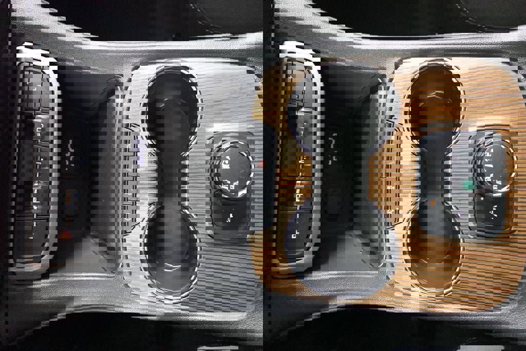 Used 2023 GMC Acadia SLE image 19