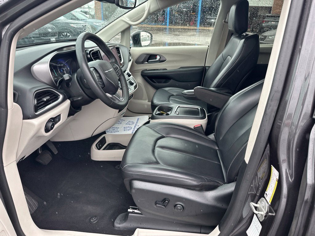 Used 2023 Chrysler Pacifica Touring-L FWD image 12