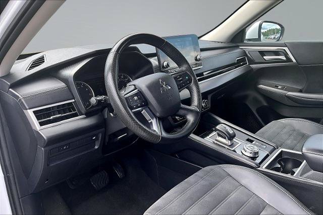 Used 2024 Mitsubishi Outlander AWD image 14