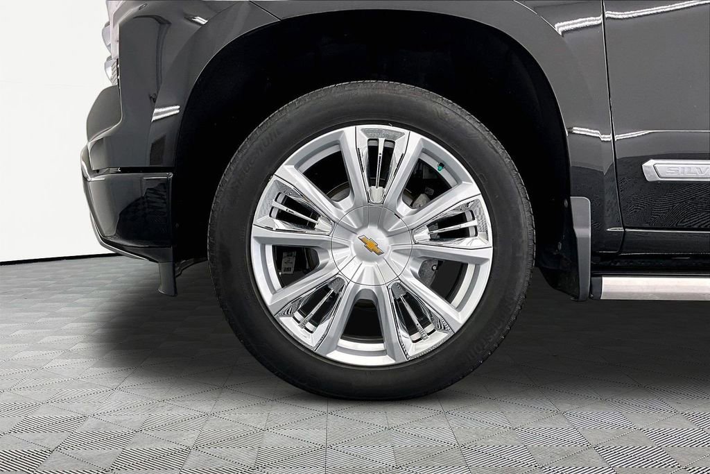 Used 2024 Chevrolet Silverado 1500 High Country w/ High Country Premium Package AWD/4WD image 9