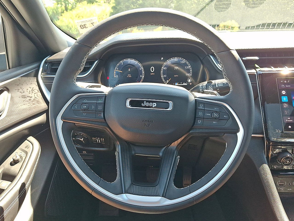 Used 2025 Jeep Grand Cherokee Laredo X w/ Luxury Tech Group I AWD/4WD image 16