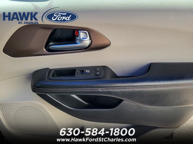 Used 2019 Chrysler Pacifica Touring-L FWD image 19