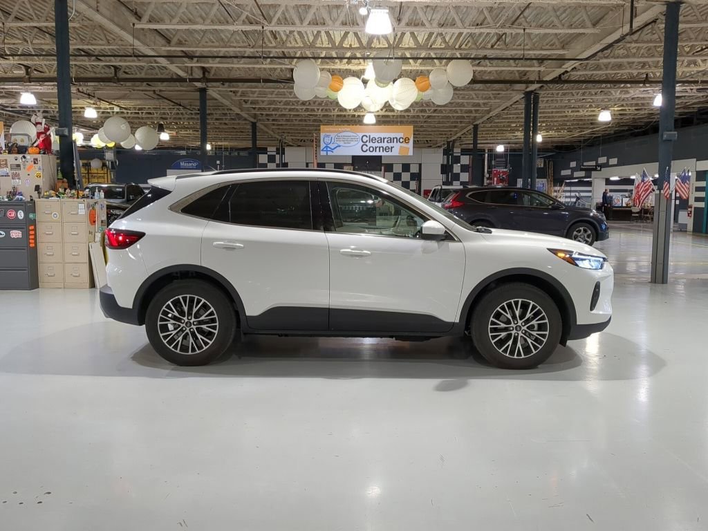 Certified 2025 Ford Escape SE image 9