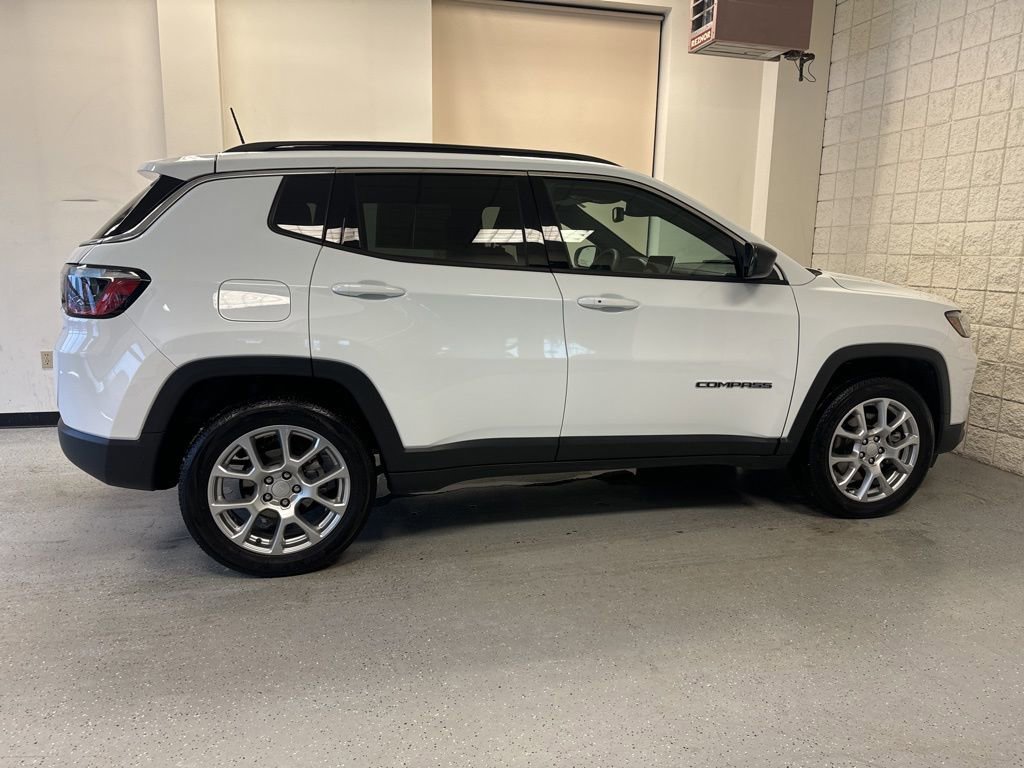 Used 2023 Jeep Compass Latitude image 3