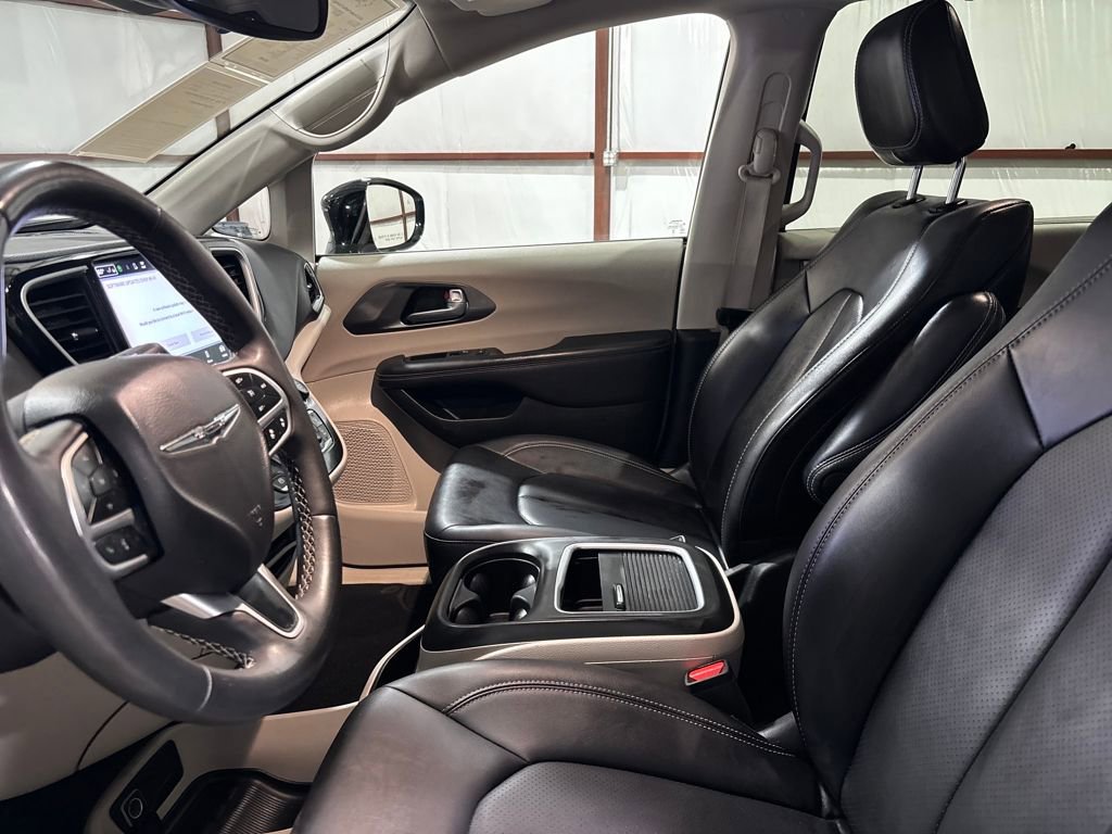 Used 2024 Chrysler Pacifica Touring-L image 13