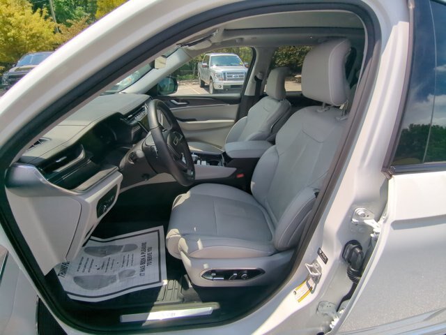 Used 2023 Jeep Grand Cherokee Overland w/ Adv Protech Group III AWD/4WD image 14