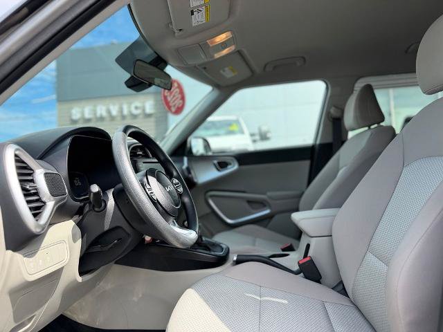 Used 2025 Kia Soul LX w/ LX Technology Package FWD image 16