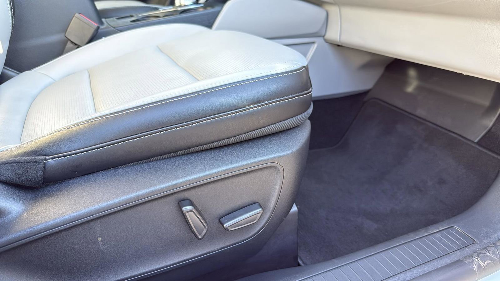 Certified 2025 Ford Escape Platinum w/ Class II Trailer Tow Package image 25