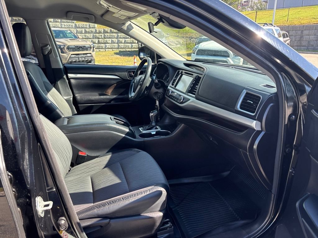 Used 2018 Toyota Highlander Plus AWD/4WD image 10