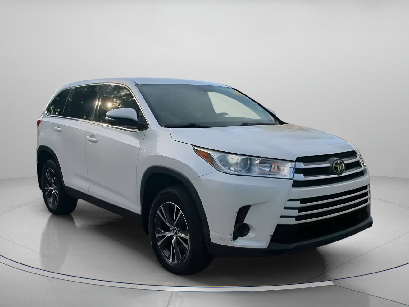 Used 2019 Toyota Highlander LE FWD image 2