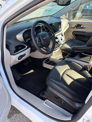 Used 2024 Chrysler Pacifica Limited FWD image 7