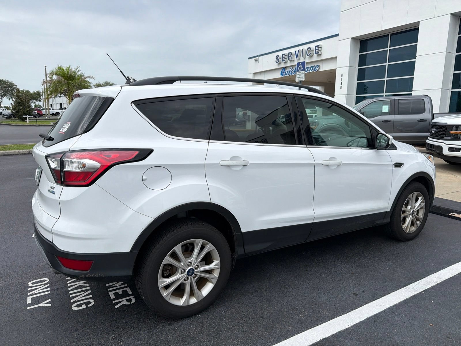 Certified 2018 Ford Escape SE w/ SE Sync 3 Package AWD/4WD image 3