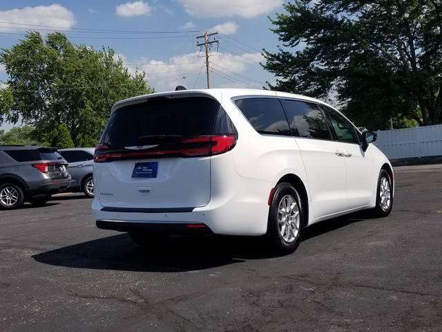Used 2025 Chrysler Pacifica Select FWD image 5