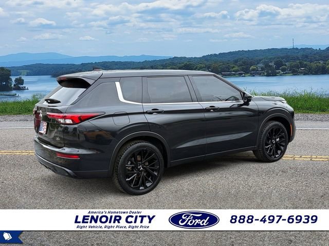 Used 2023 Mitsubishi Outlander SE Black Edition image 3