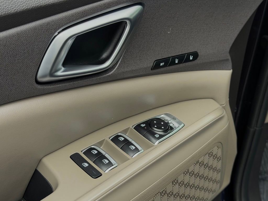 Used 2025 Kia Carnival EX FWD image 15