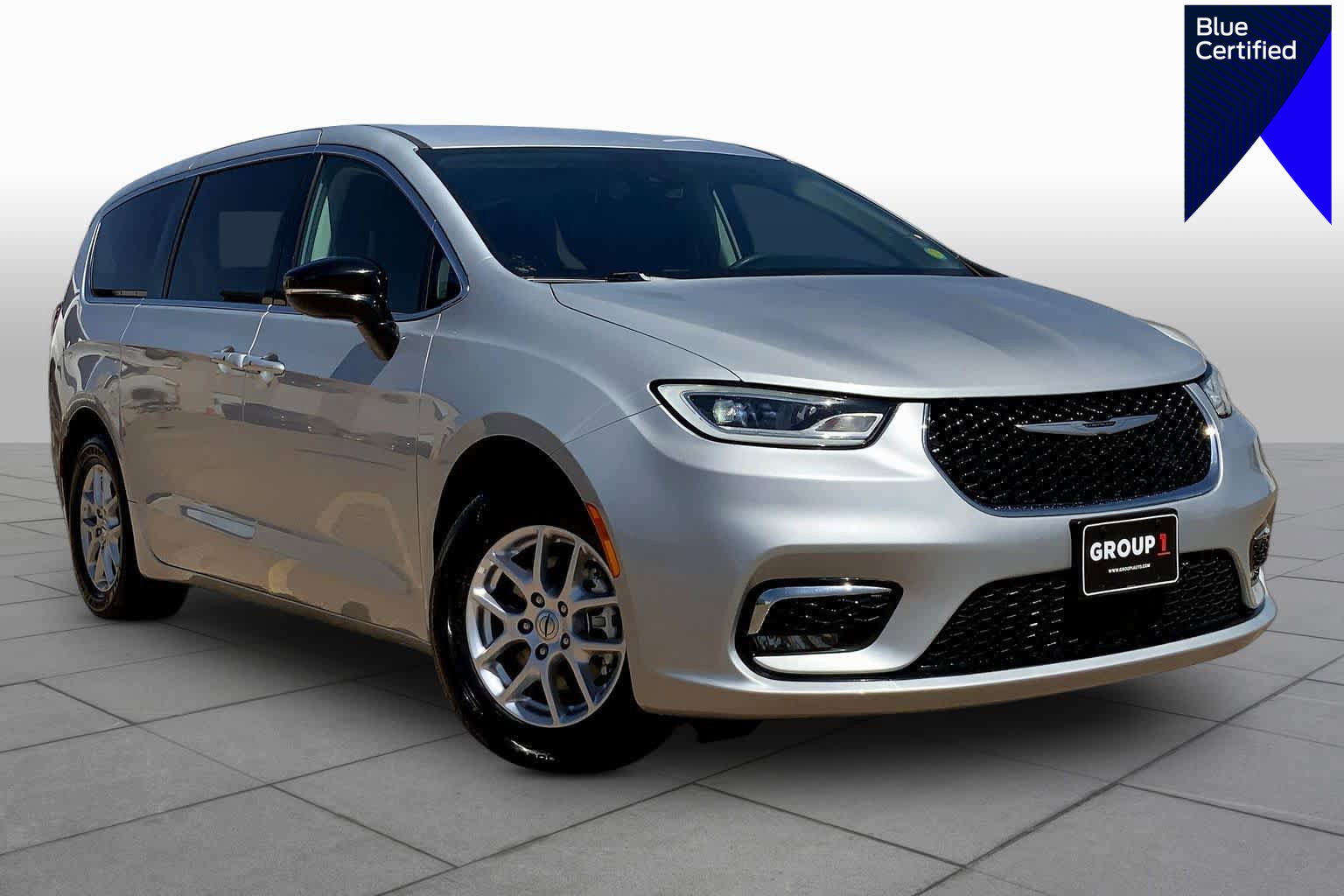 Used 2024 Chrysler Pacifica Touring-L image 1