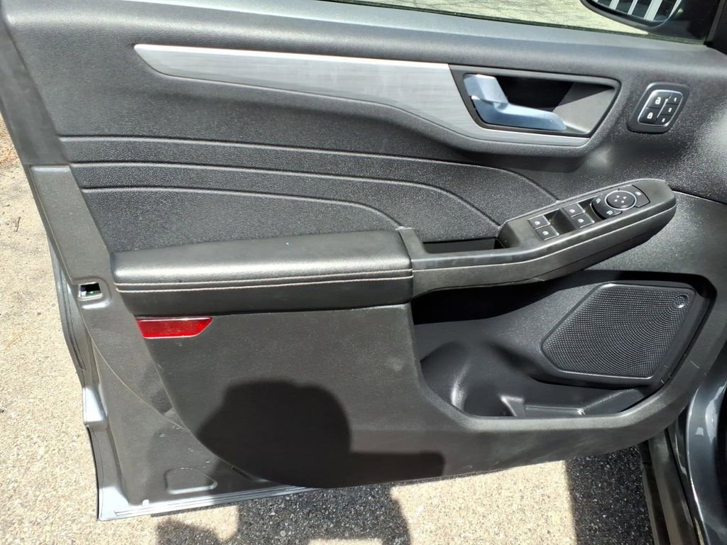 Certified 2023 Ford Escape Platinum w/ Class II Trailer Tow Package AWD/4WD image 13