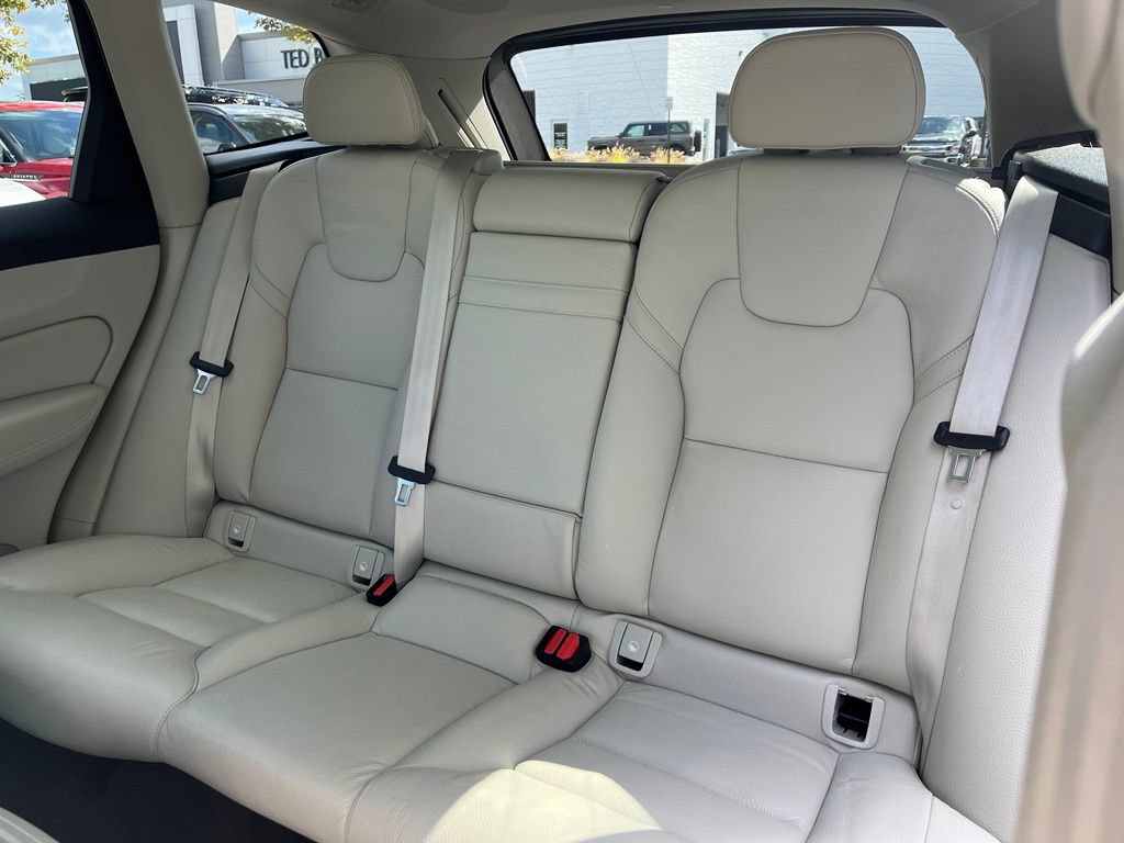 Used 2021 Volvo XC60 T5 Momentum w/ Advanced Package AWD/4WD image 14