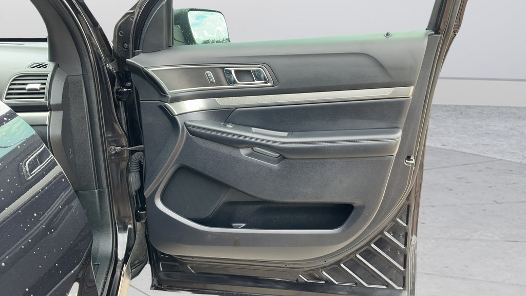 Certified 2019 Ford Explorer XLT w/ Equipment Group 202A FWD image 25