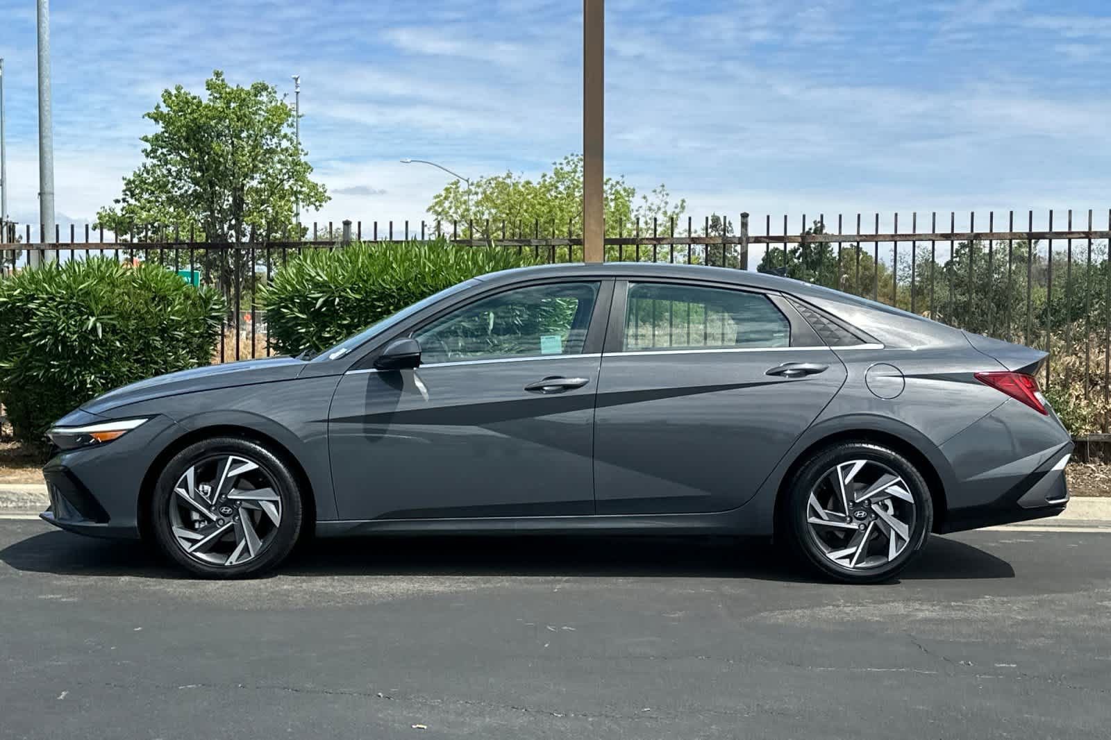 Used 2024 Hyundai Elantra Limited video 2