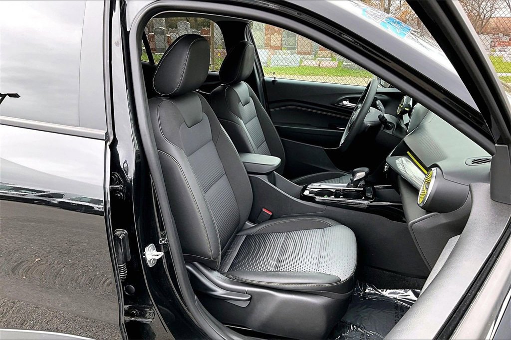 Used 2025 Chevrolet Trax LT image 7