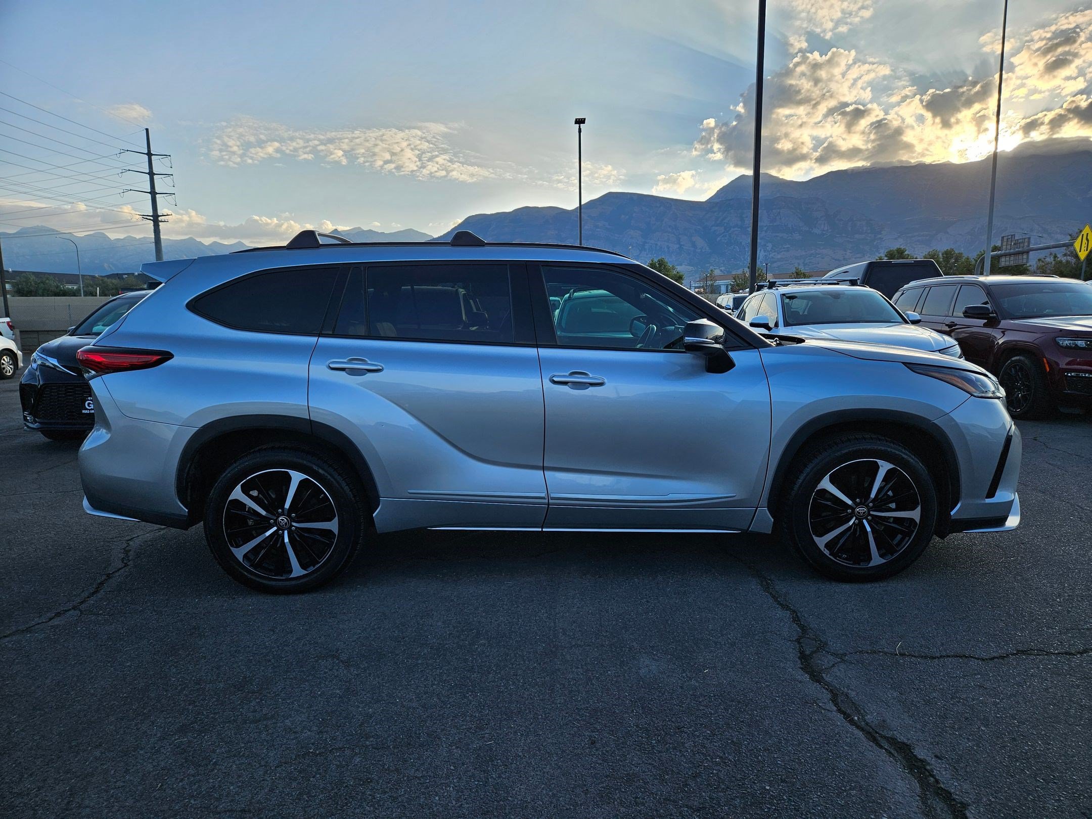 Used 2022 Toyota Highlander XSE AWD/4WD image 2