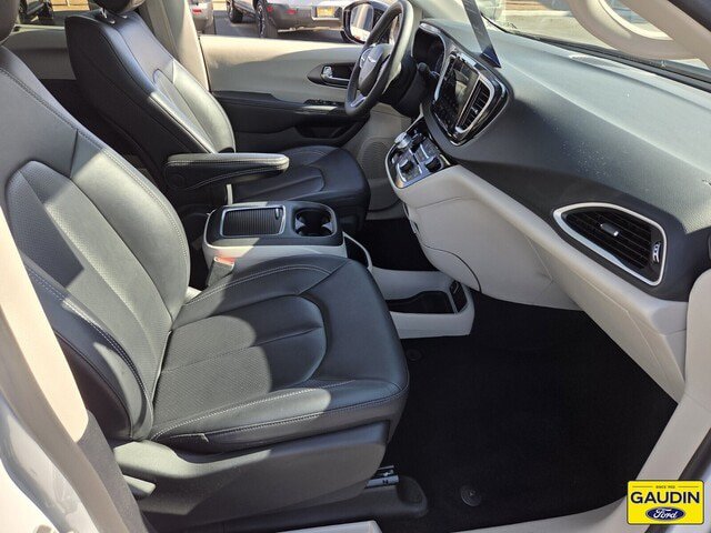 Used 2024 Chrysler Pacifica Touring-L FWD image 17