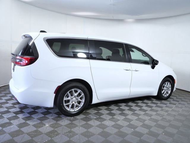 Used 2025 Chrysler Pacifica Select image 4