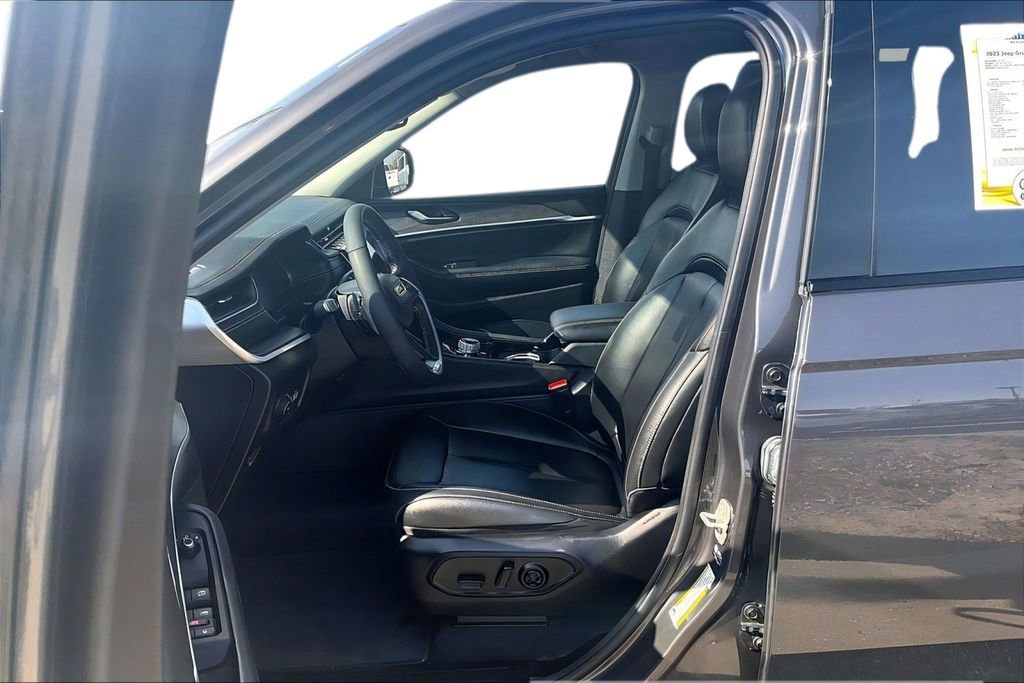 Used 2023 Jeep Grand Cherokee L Limited AWD/4WD image 23