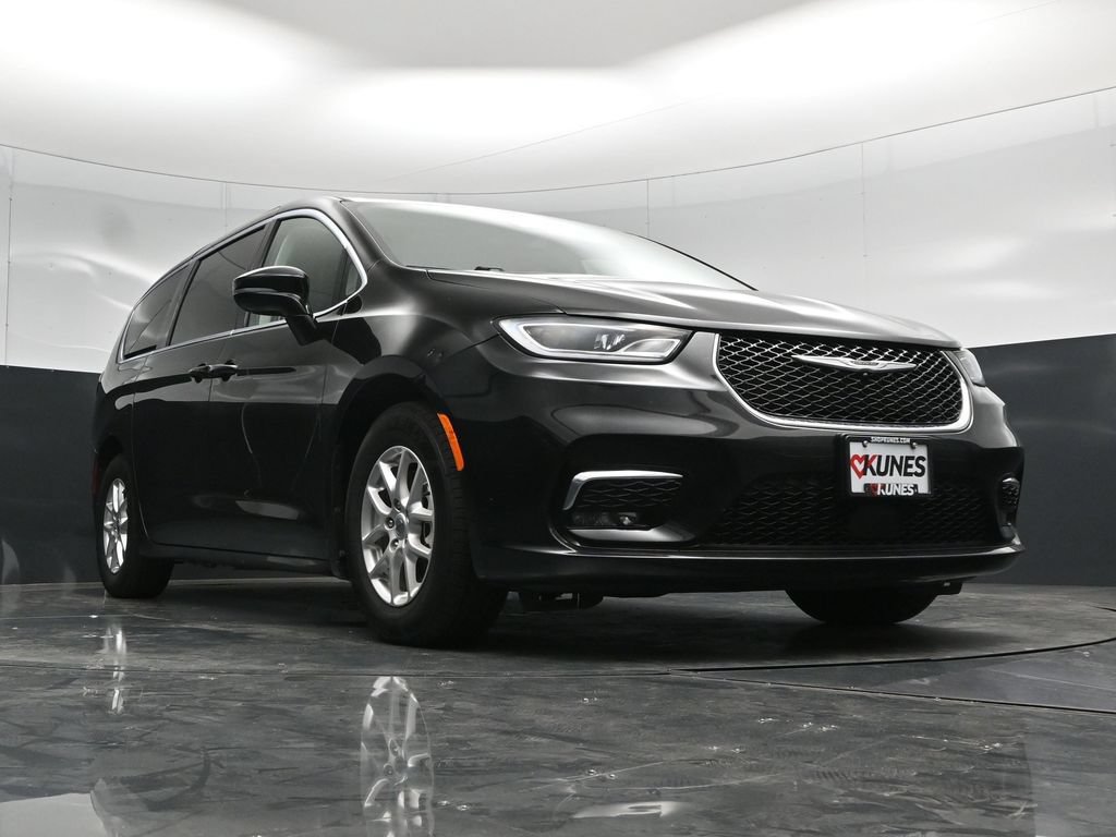 Used 2024 Chrysler Pacifica Touring-L FWD image 51