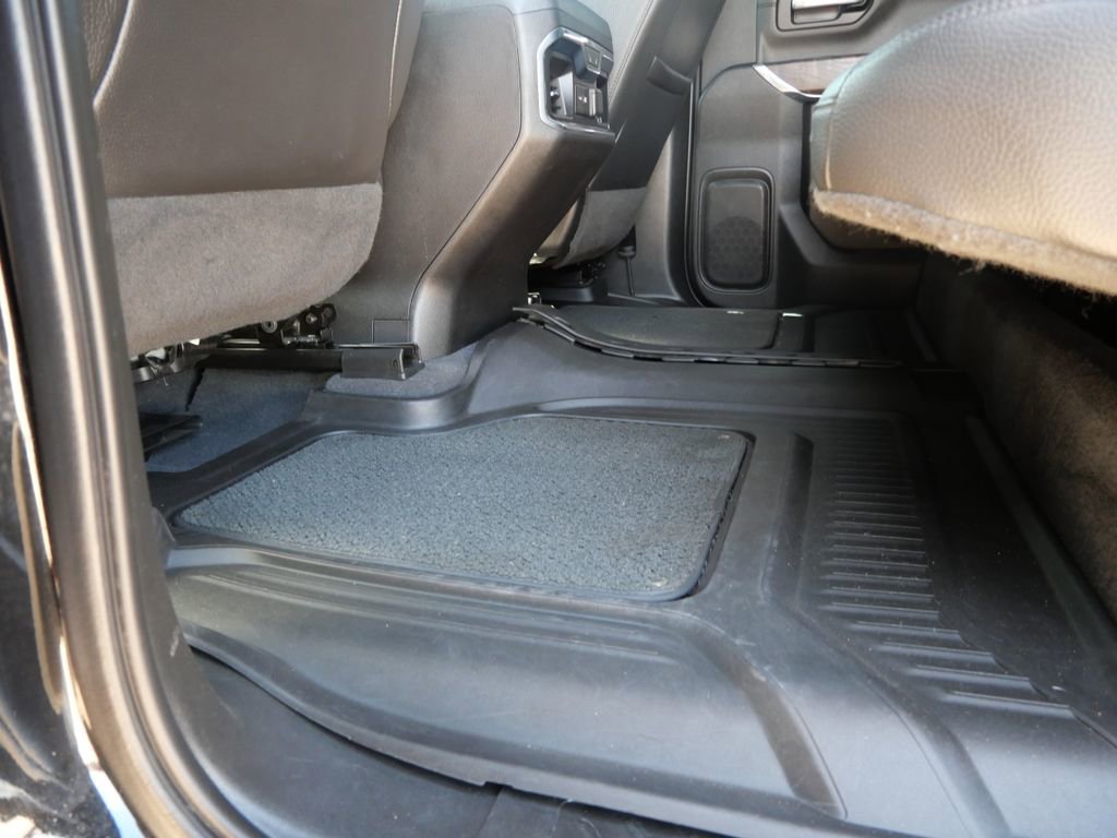 Used 2023 GMC Sierra 2500 Denali w/ Denali Black Diamond Edition image 16