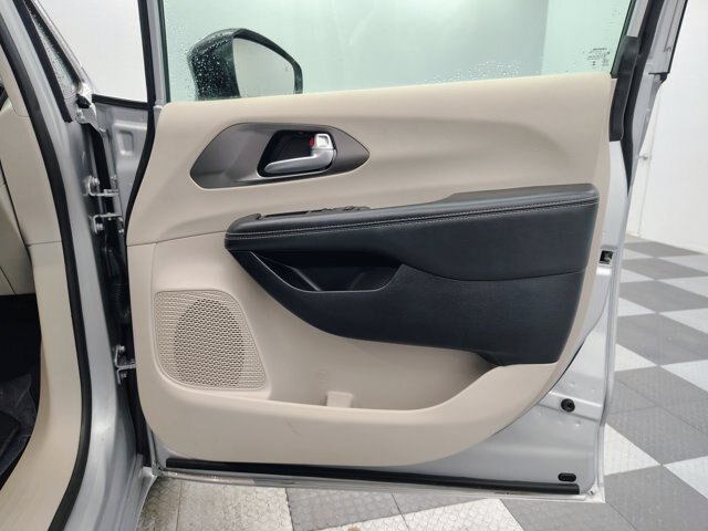 Used 2024 Chrysler Pacifica Touring-L FWD image 25