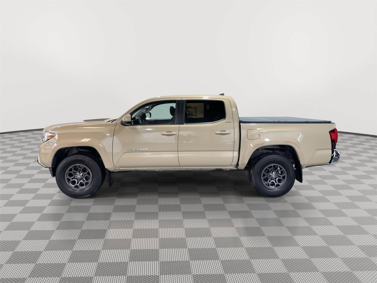 Used 2018 Toyota Tacoma SR5 RWD image 2