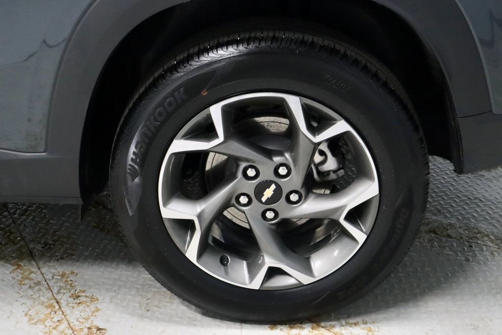 Used 2025 Chevrolet Trax LT w/ LT Convenience Package image 18