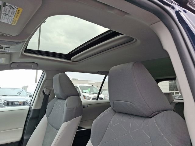 Used 2021 Toyota RAV4 XLE w/ Convenience Package image 14