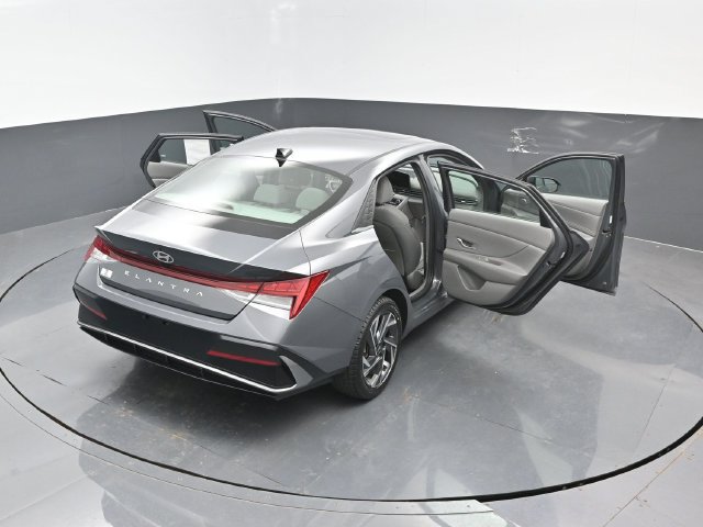Used 2025 Hyundai Elantra SEL FWD image 26