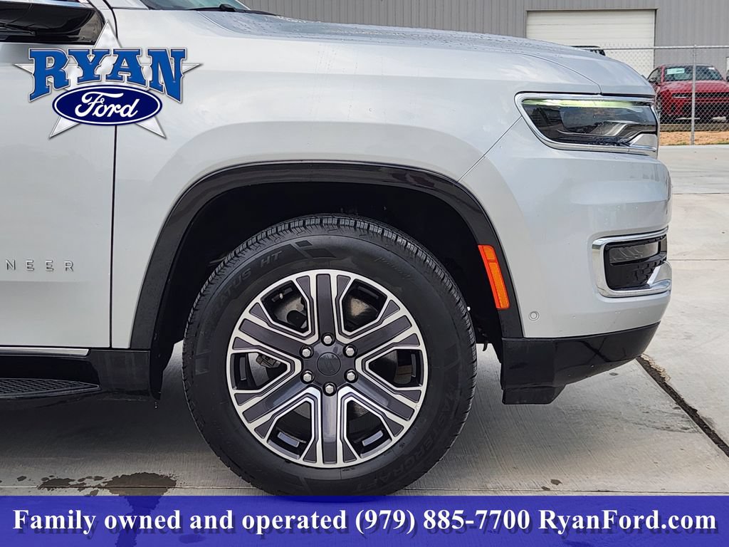 Used 2024 Jeep Wagoneer Series II w/ Flexible Seating Group RWD image 5