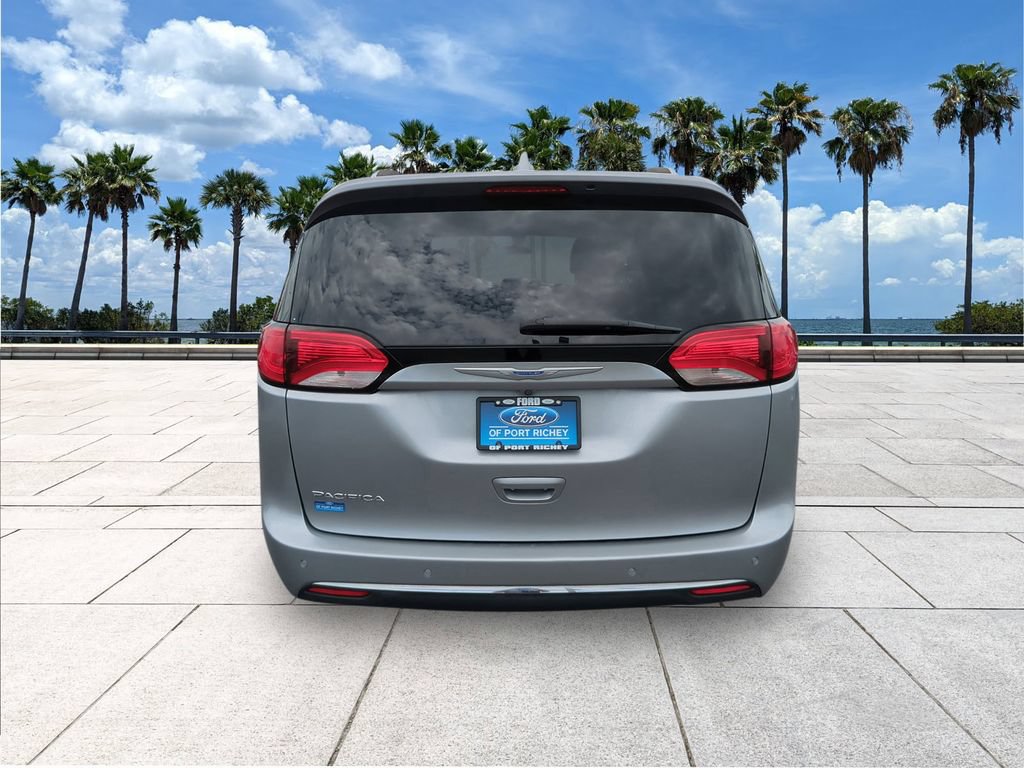 Used 2018 Chrysler Pacifica Touring-L FWD image 6