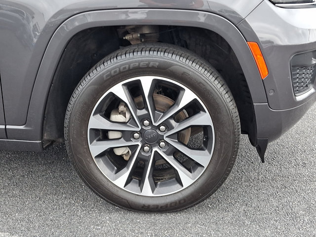 Used 2022 Jeep Grand Cherokee Overland w/ Luxury Tech Group IV AWD/4WD image 8