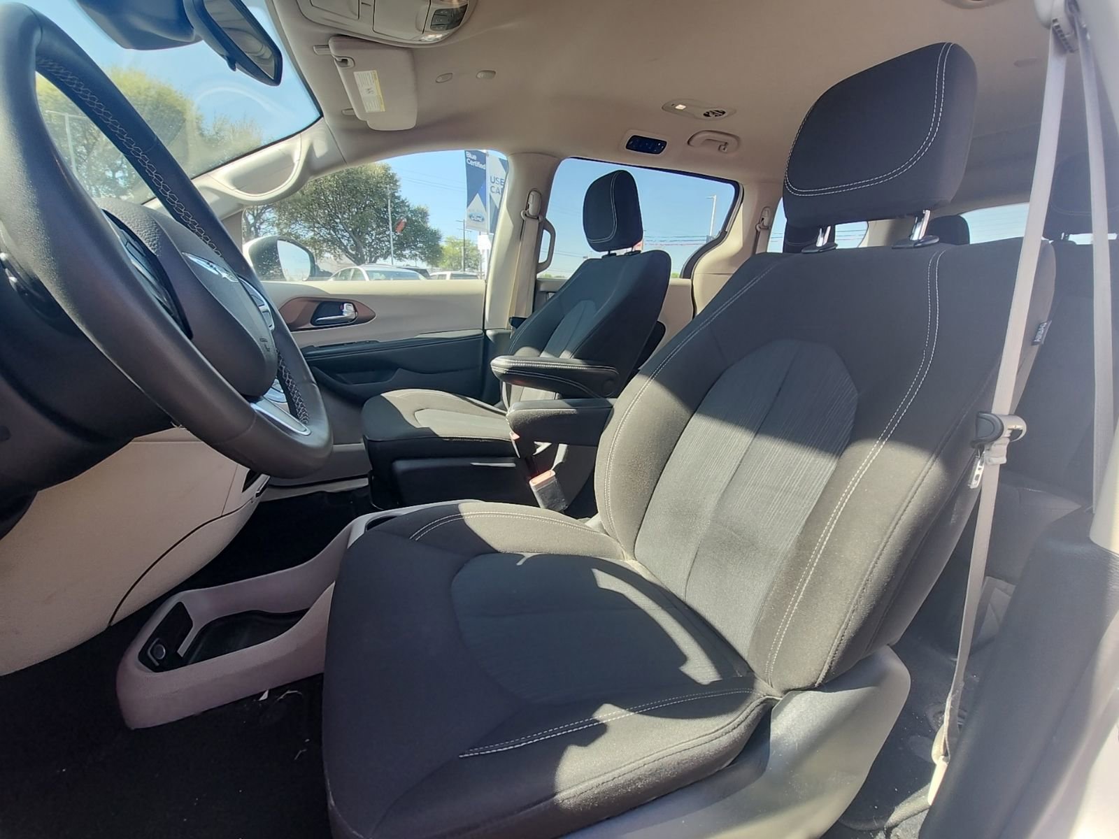 Used 2023 Chrysler Voyager LX image 7